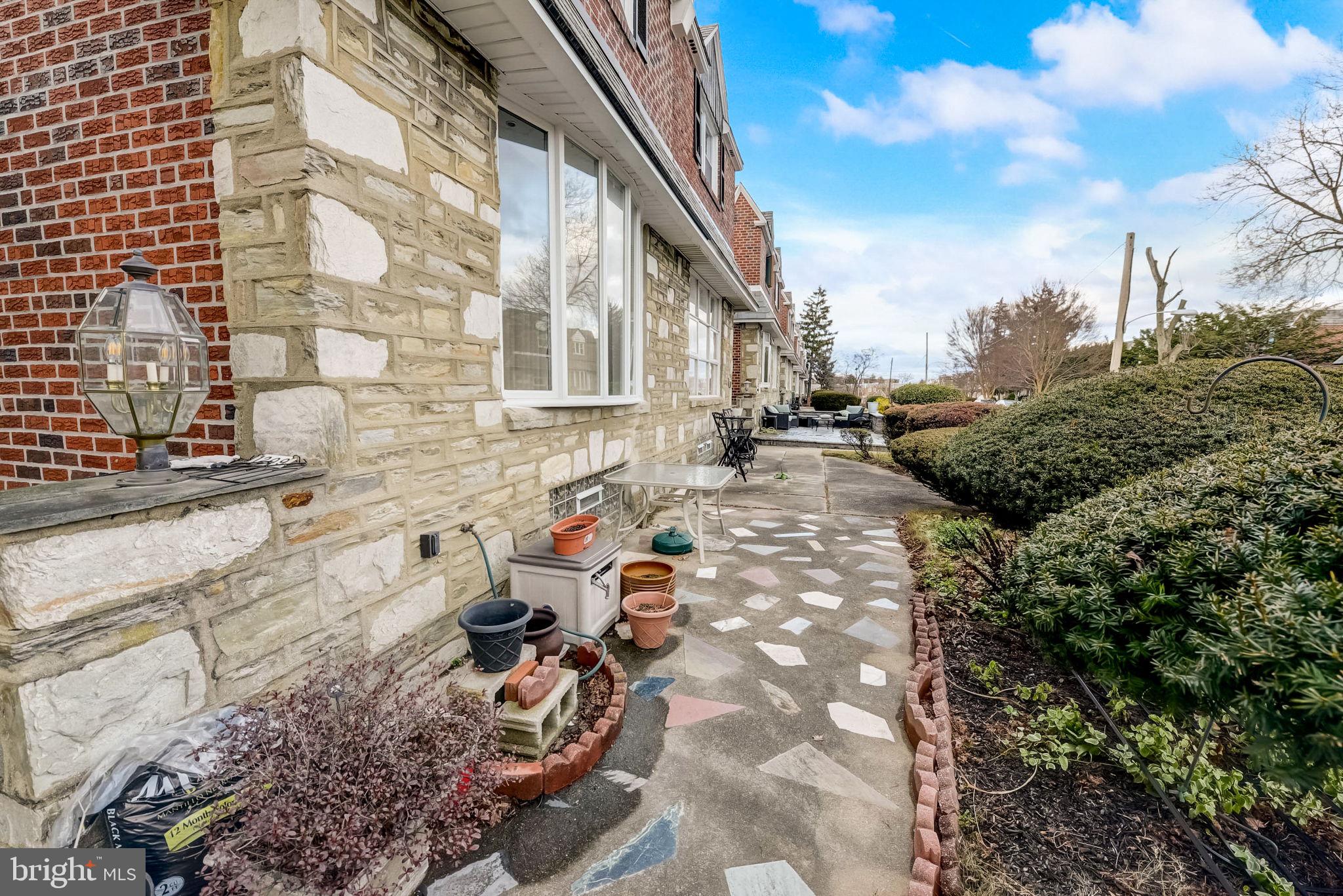 1209 E SYDNEY STREET