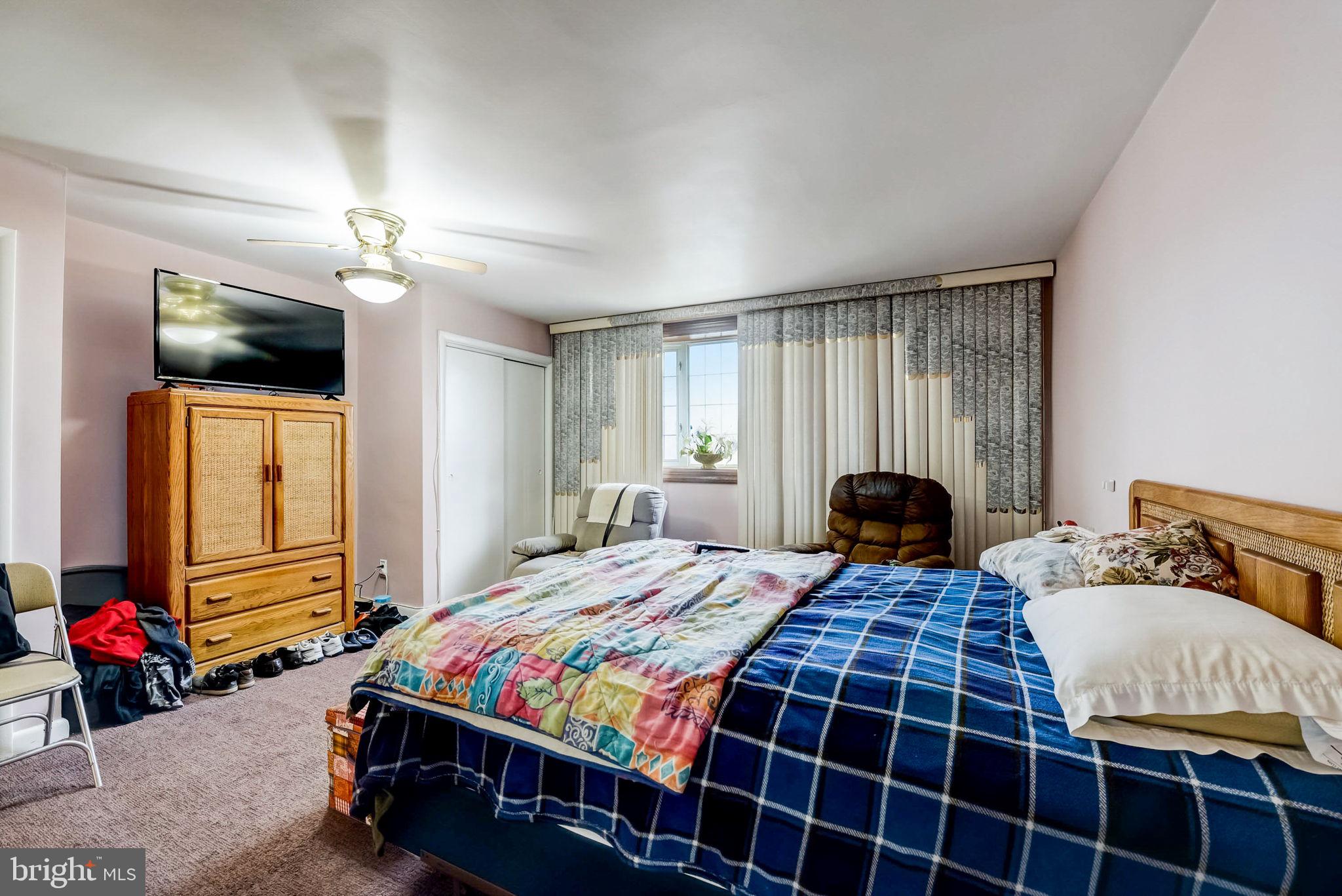 1209 E SYDNEY STREET