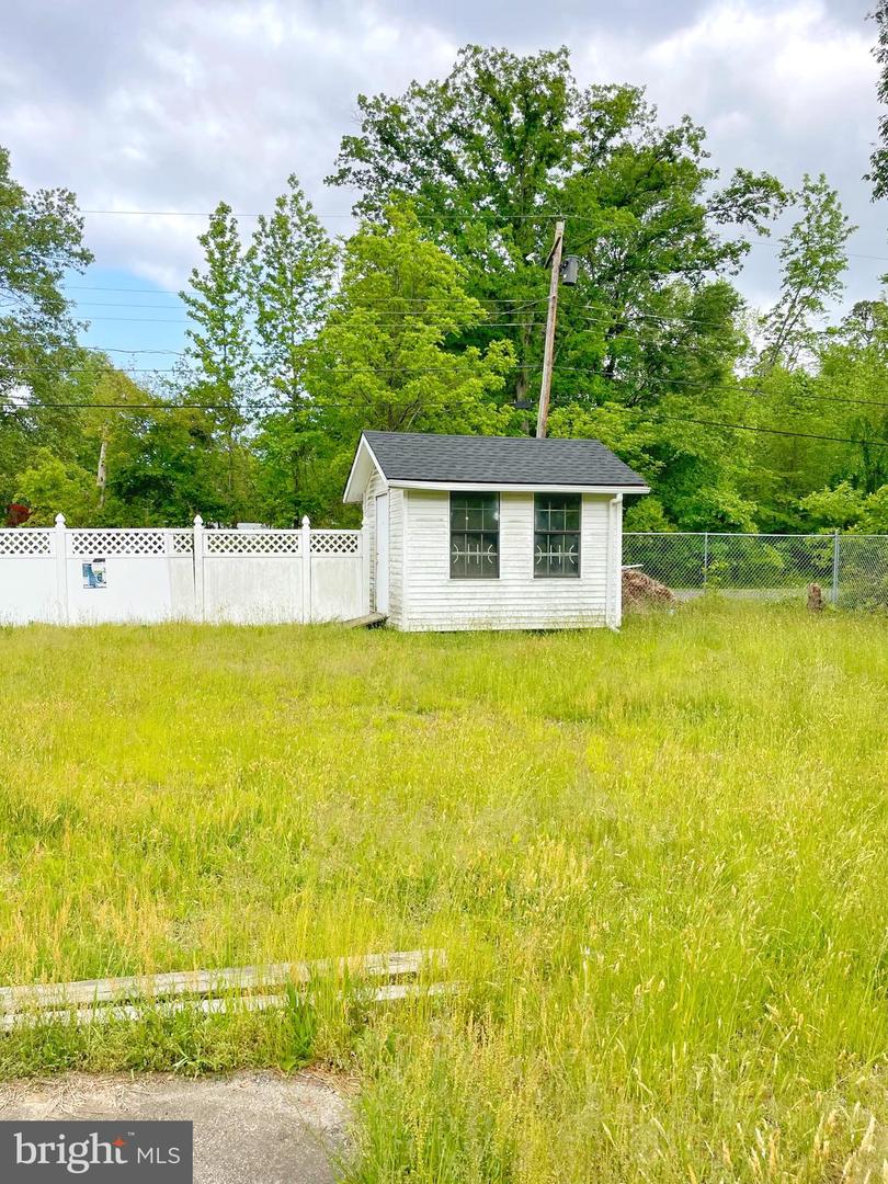 1115 Lakeshore Dr