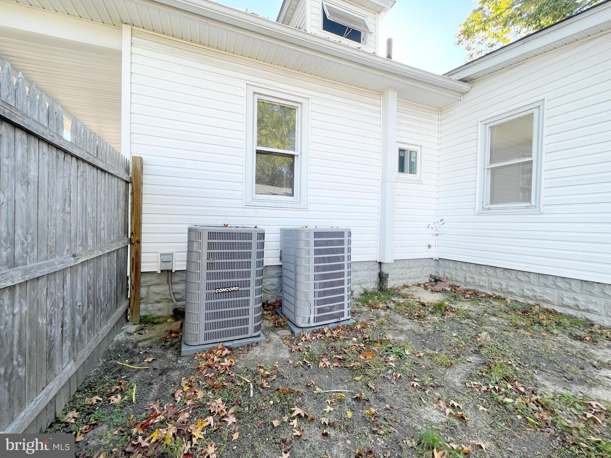 901 W Main St