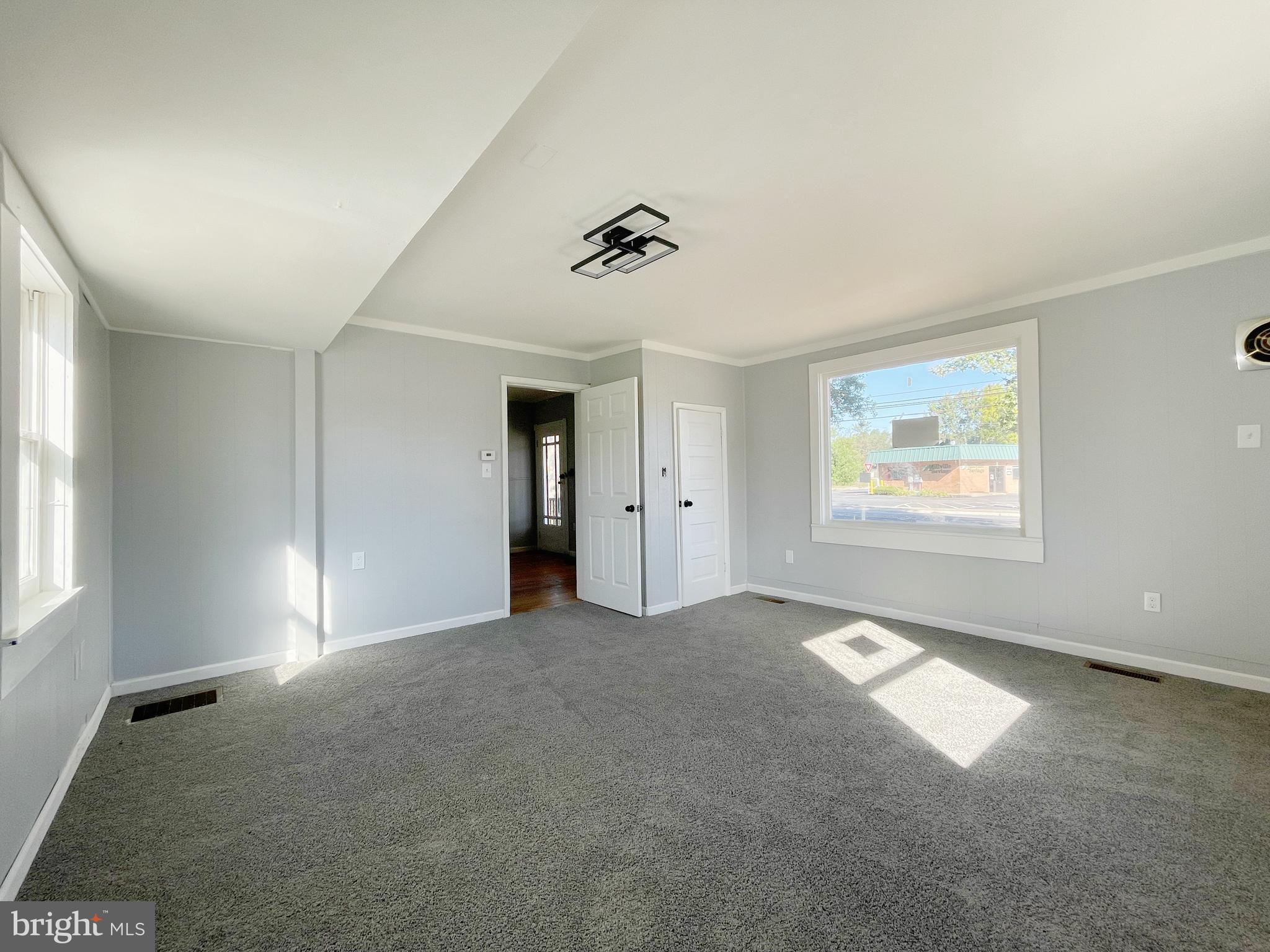901 W Main St