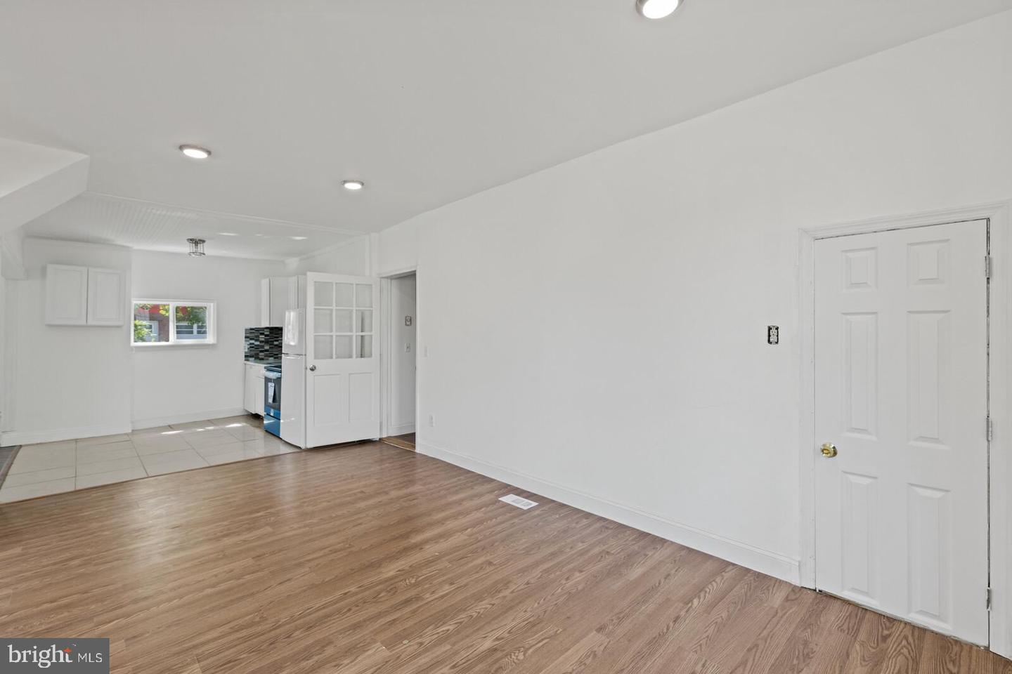 37 W High St