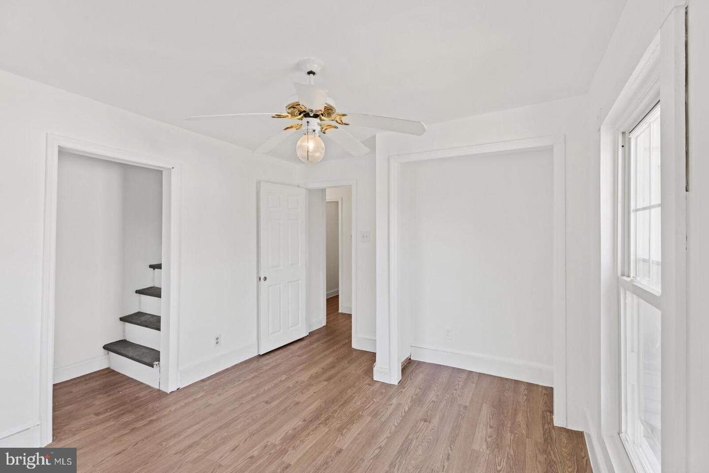 37 W High St
