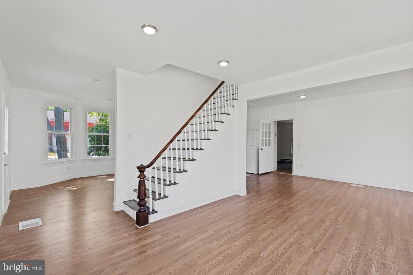 37 W High St
