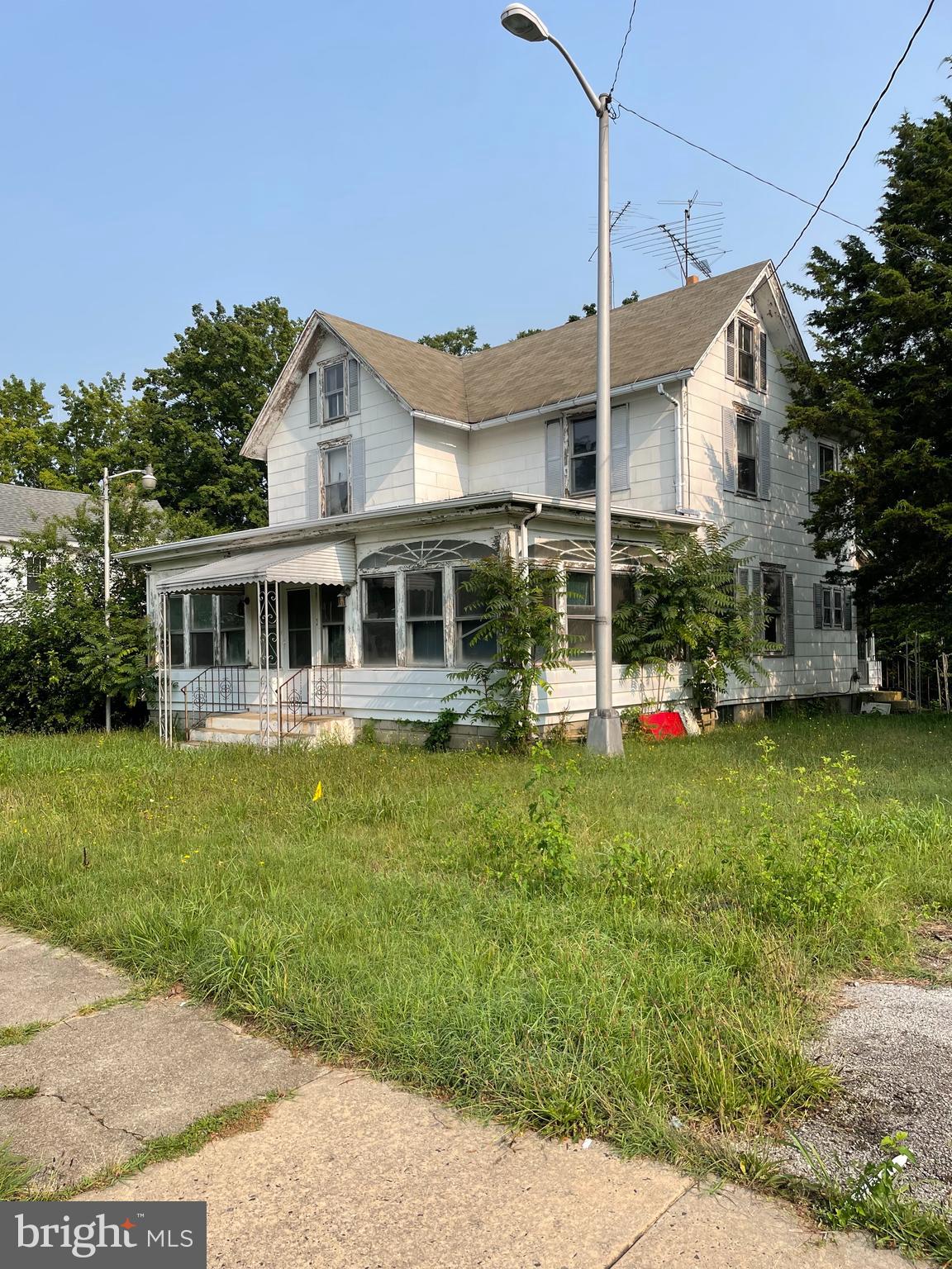 29 W High St