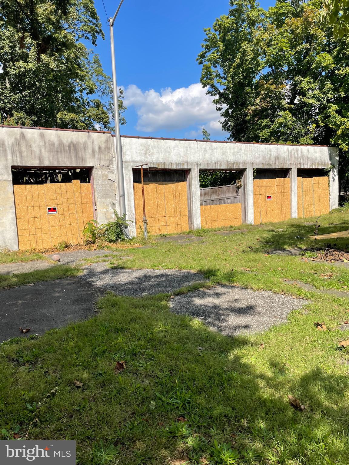 19 W High St