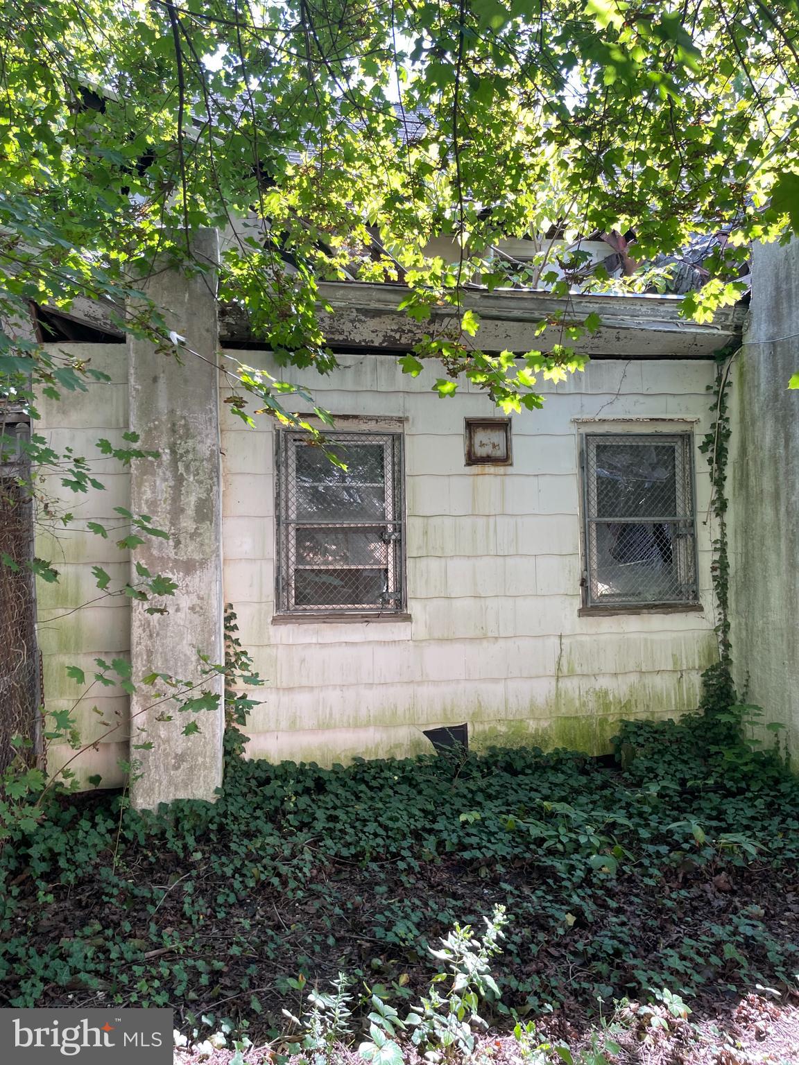 19 W High St