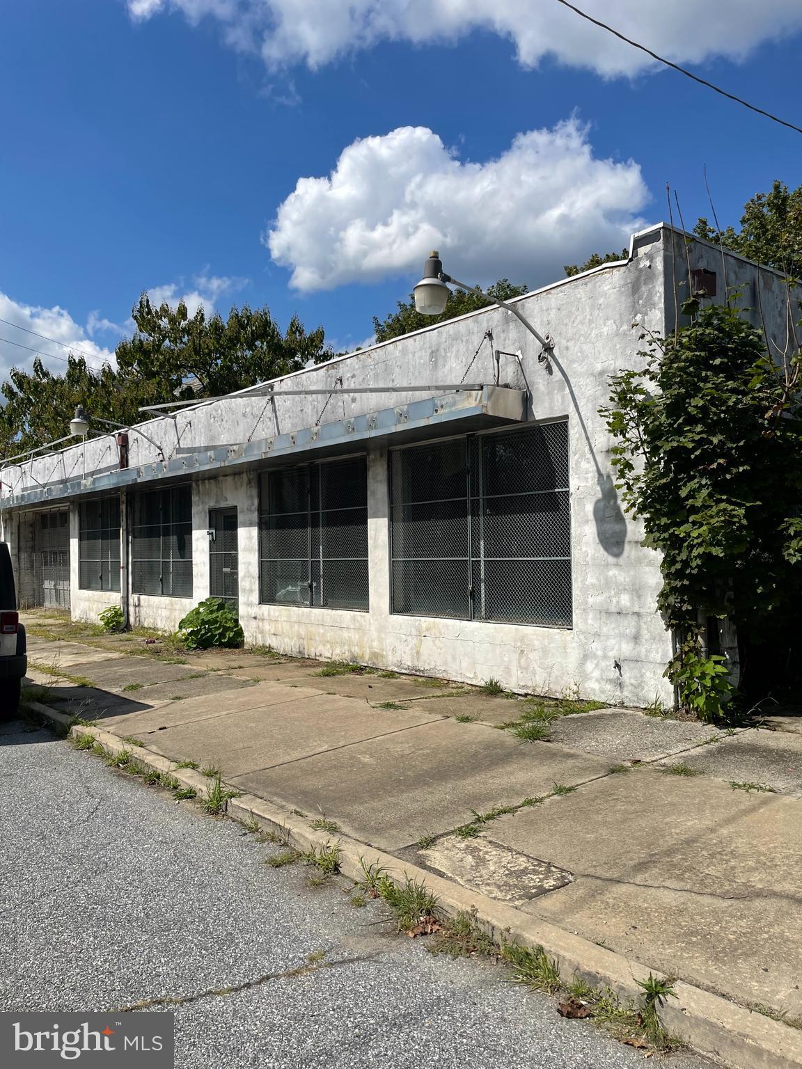 19 W High St