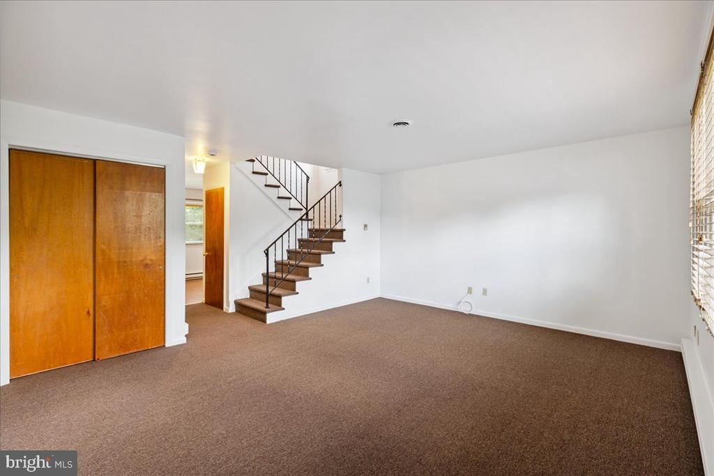 1123 ALMOND RD