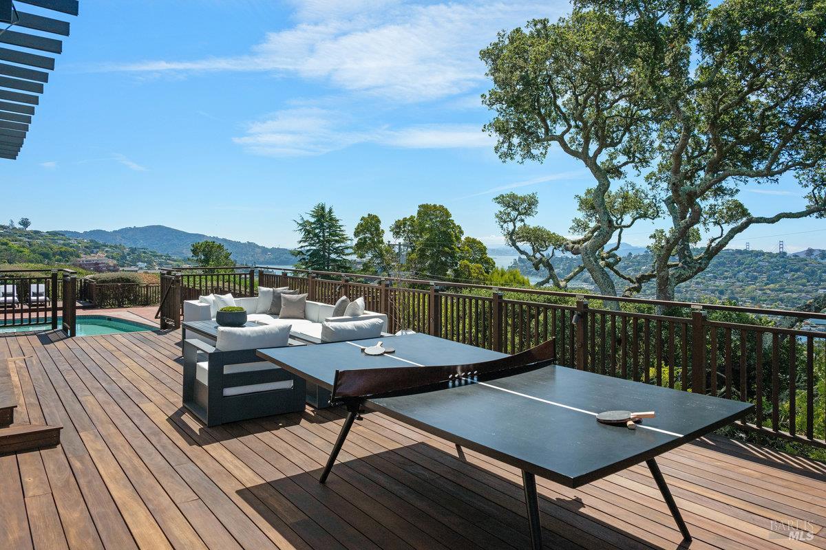 1 Tara View Rd