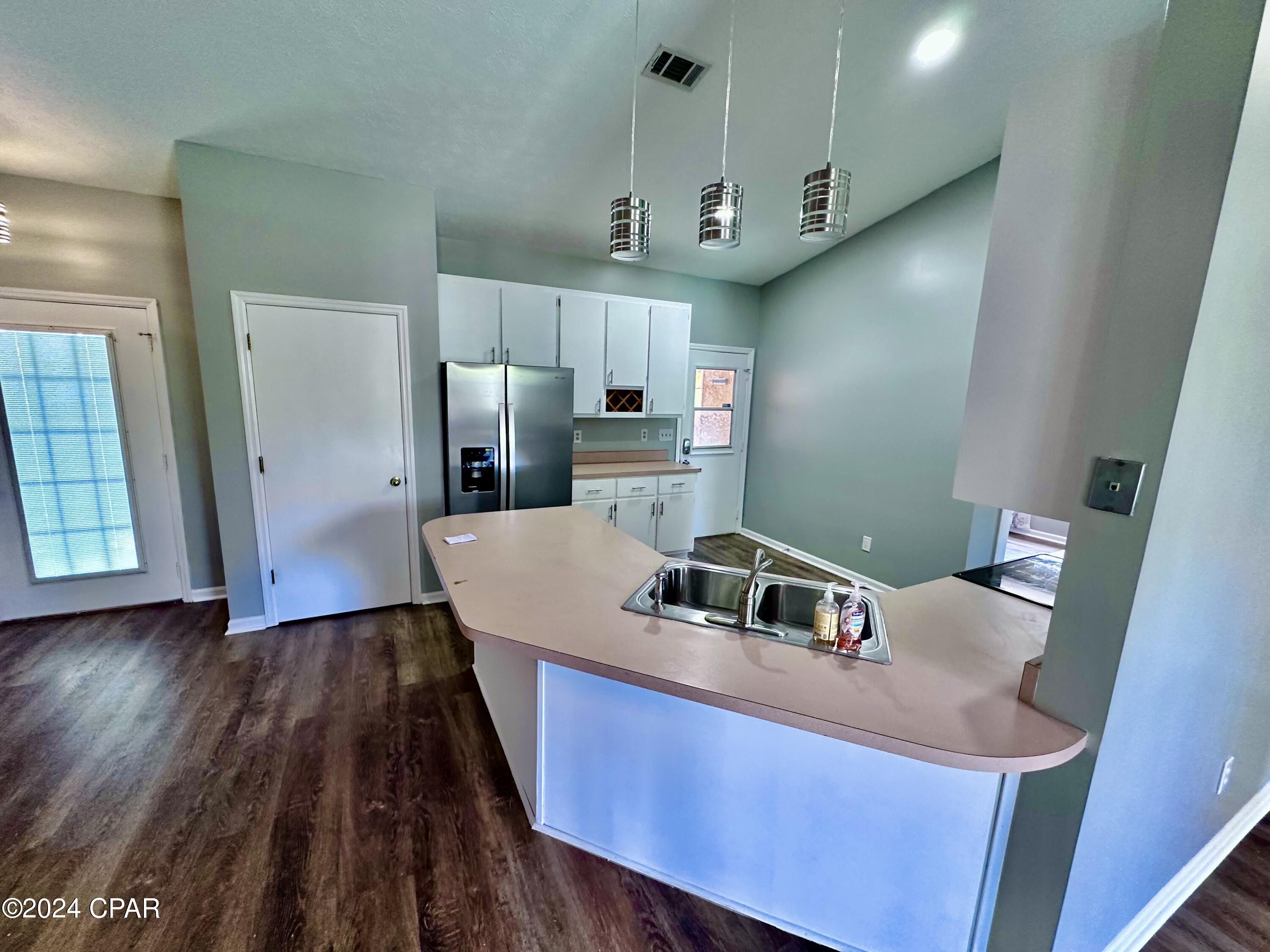 1859 Airport Cir Circle