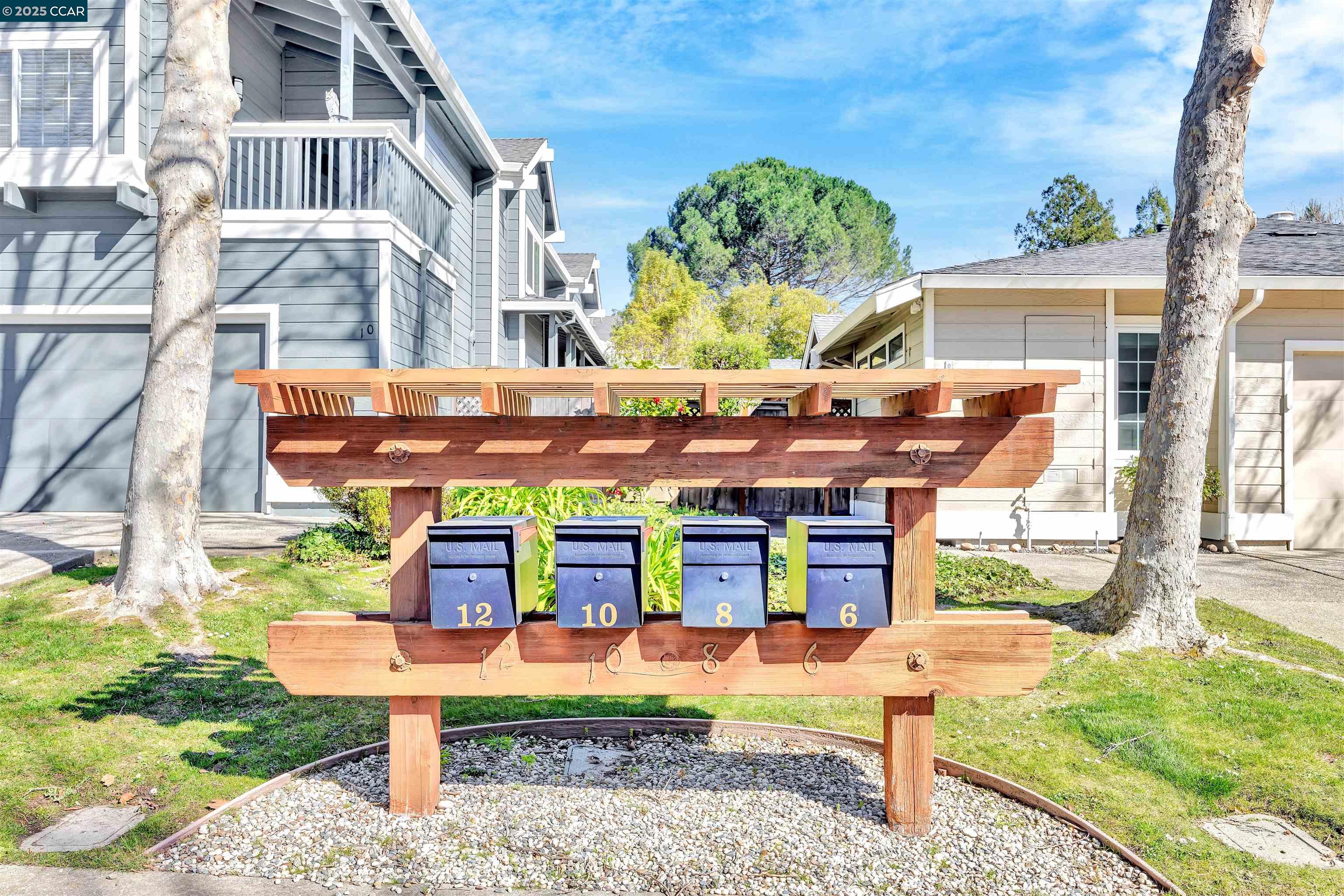 8 Hansen Ct