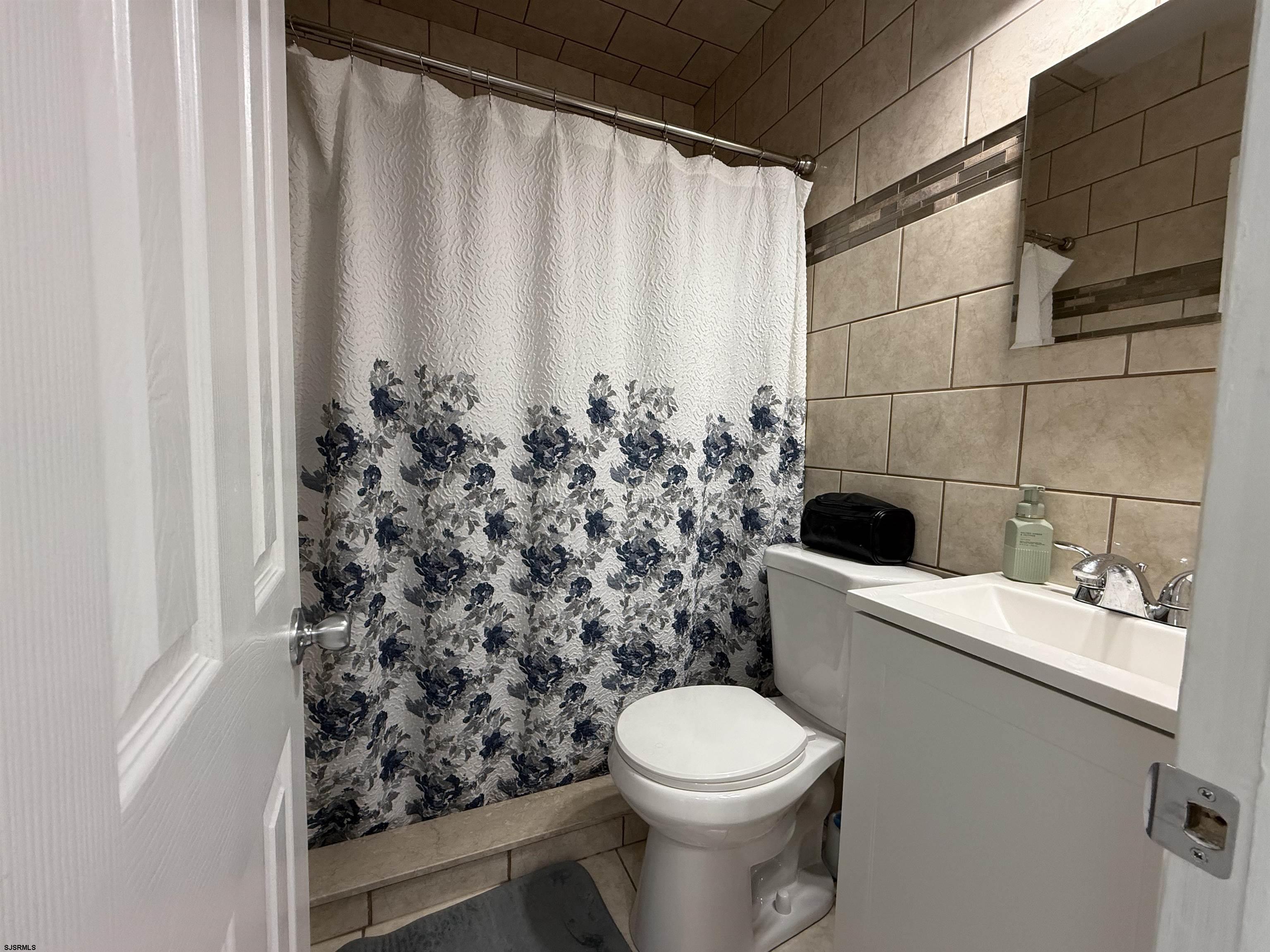 9500 Amherst Ave Unit: 5 AKA 6B