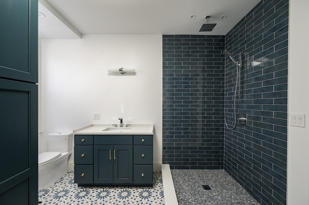 5 Caspian Way Unit: 2