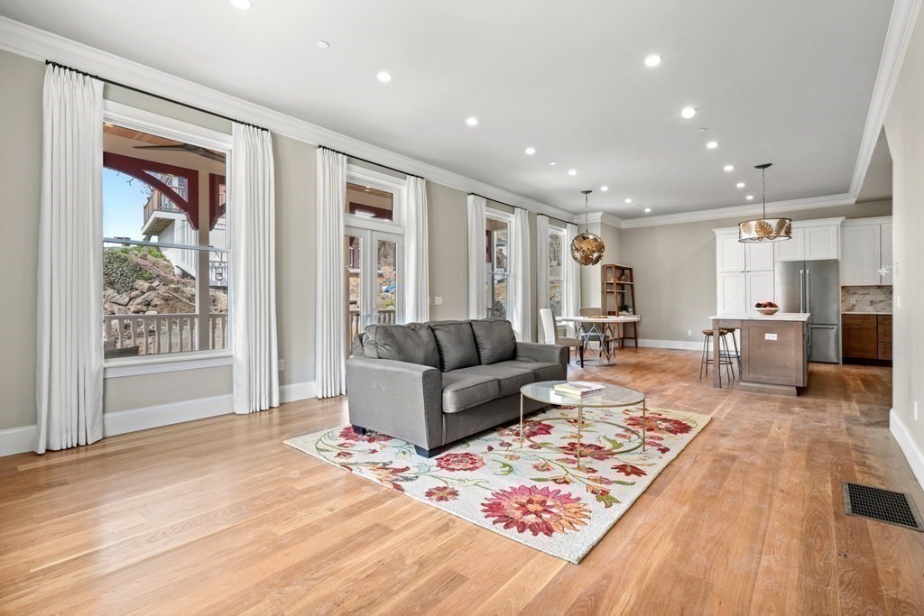 147 Grampian Way Unit: 1