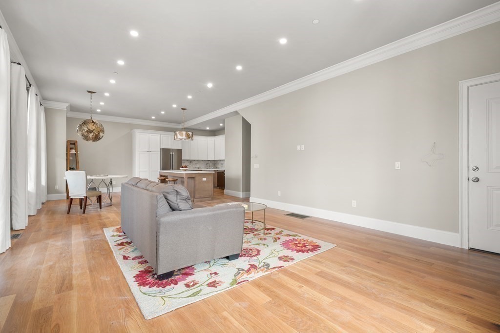 147 Grampian Way Unit: 1