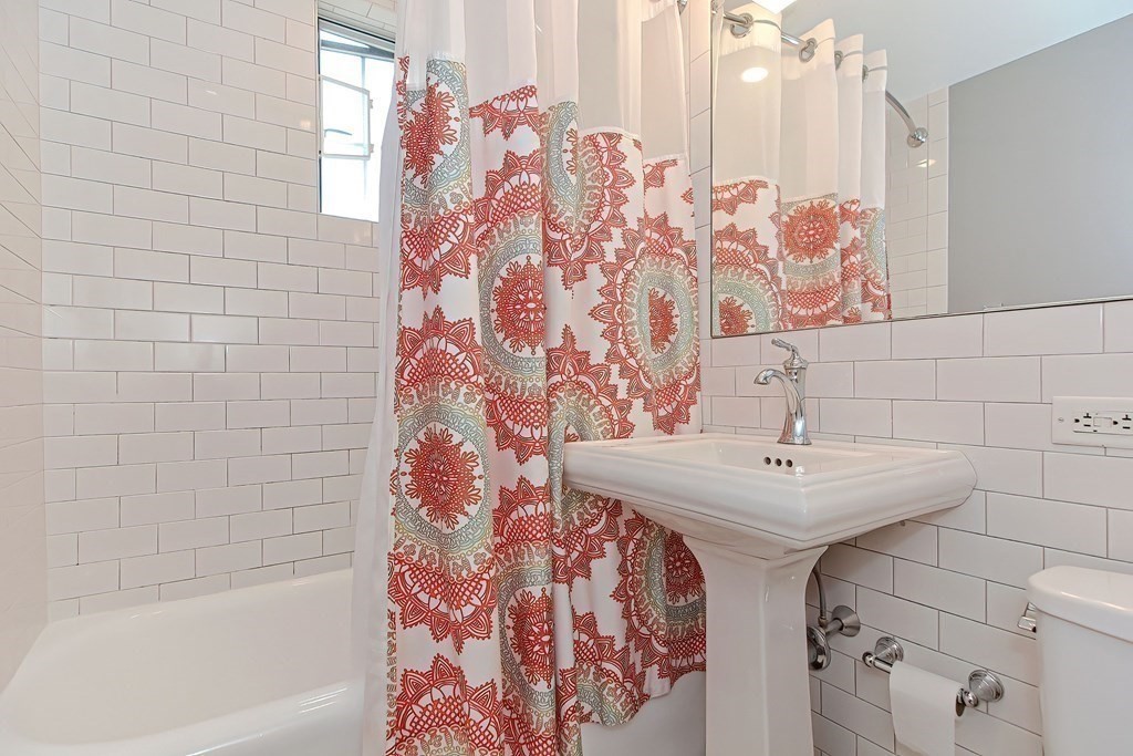 20 Chapel St Unit: B909