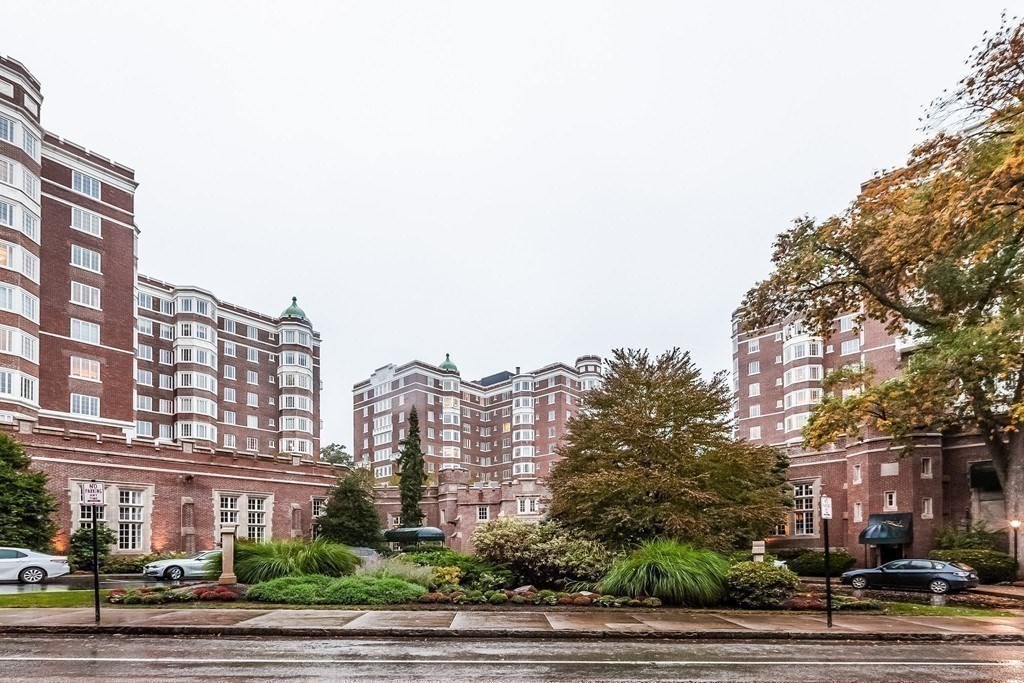 20 Chapel St Unit: B909