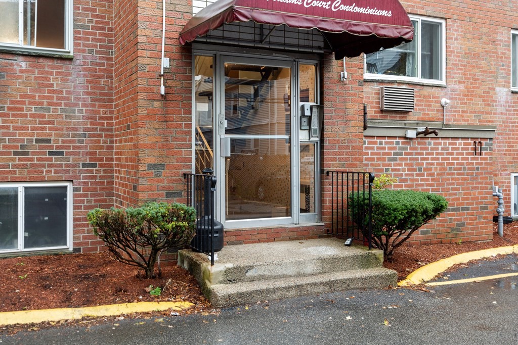 549 Adams St Unit: 4