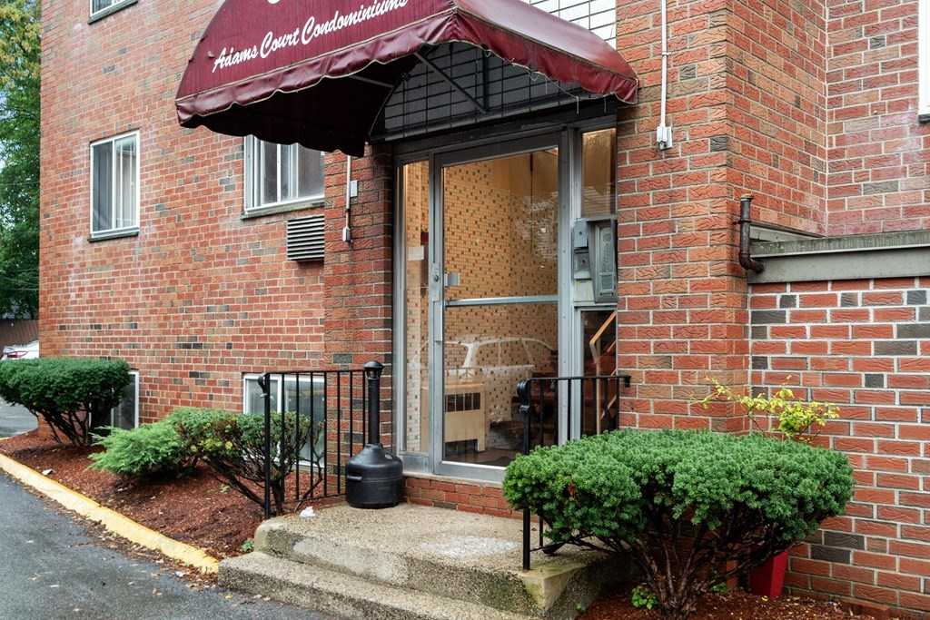 549 Adams St Unit: 4