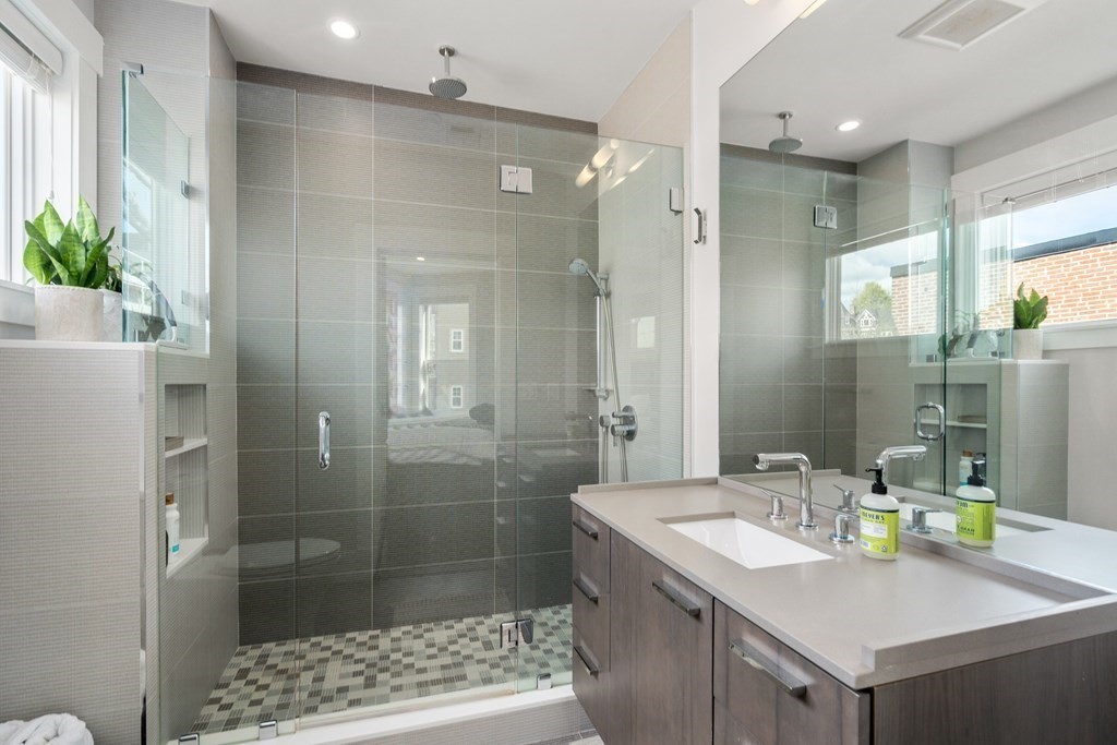 125 Stoughton St Unit: 6