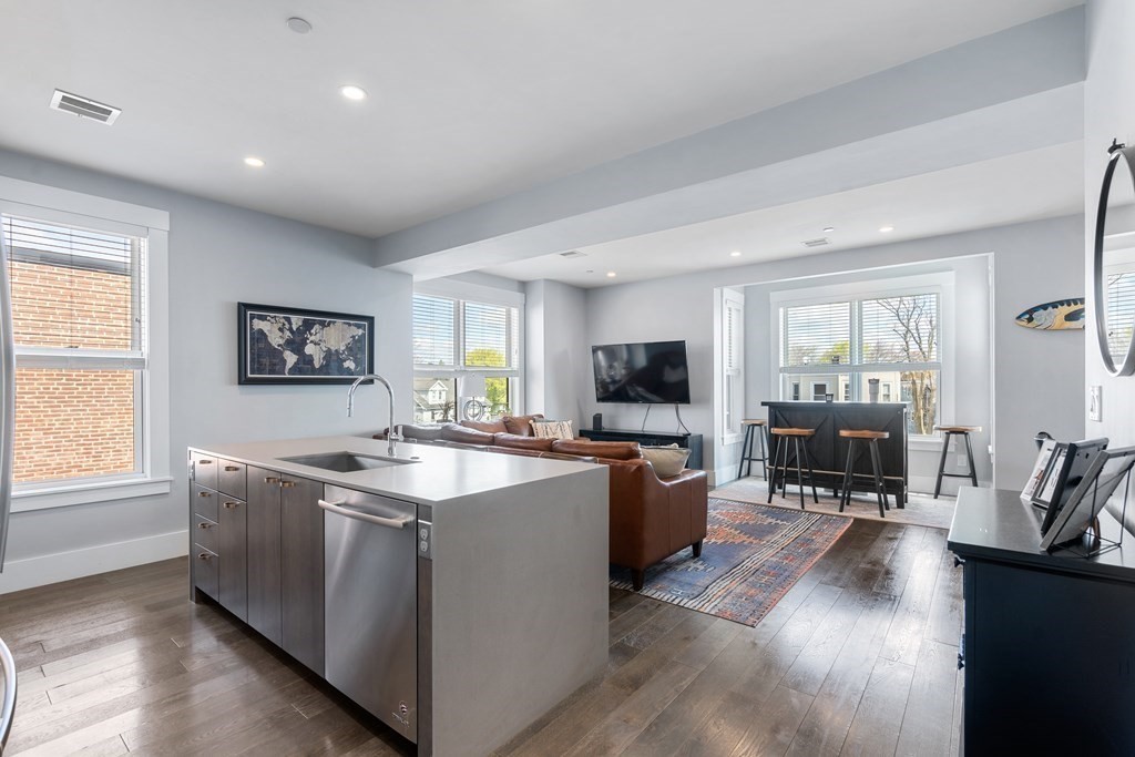 125 Stoughton St Unit: 6