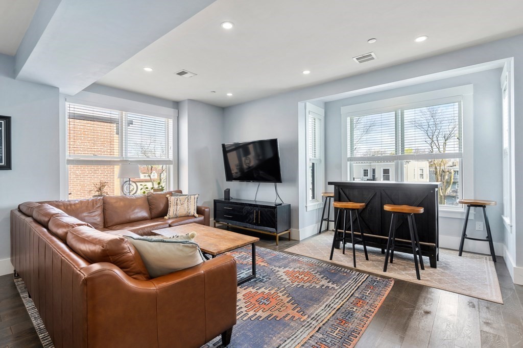 125 Stoughton St Unit: 6