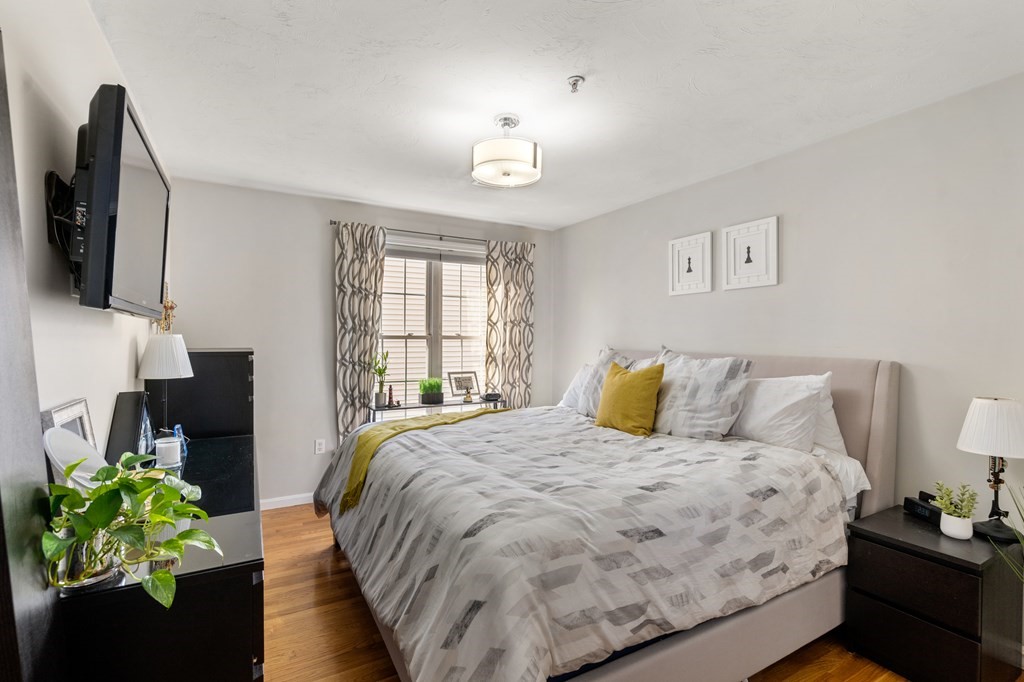 2 Centre Ave Unit: 4B