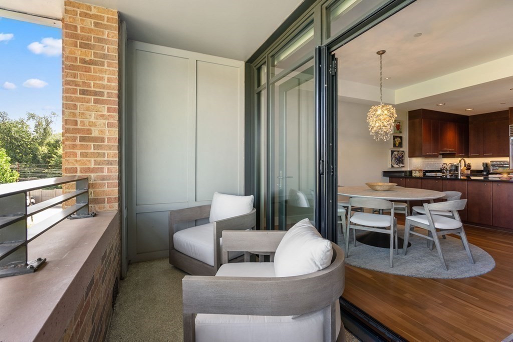 2400 Beacon St Unit: 211