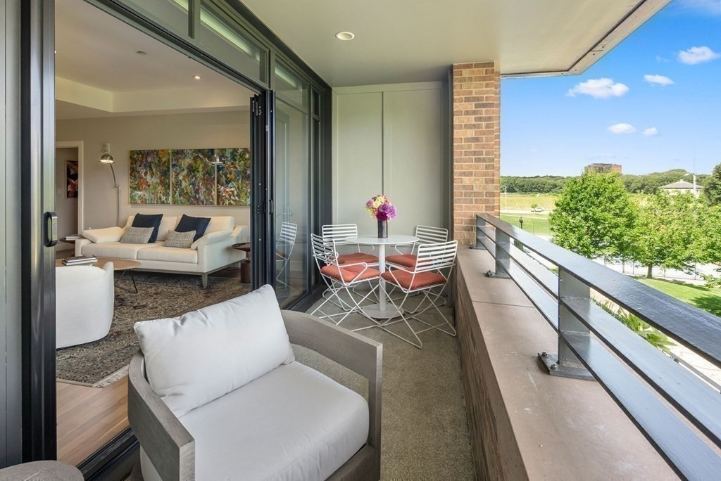 2400 Beacon St Unit: 211