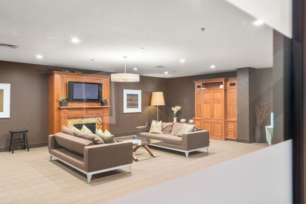 2400 Beacon St Unit: 211