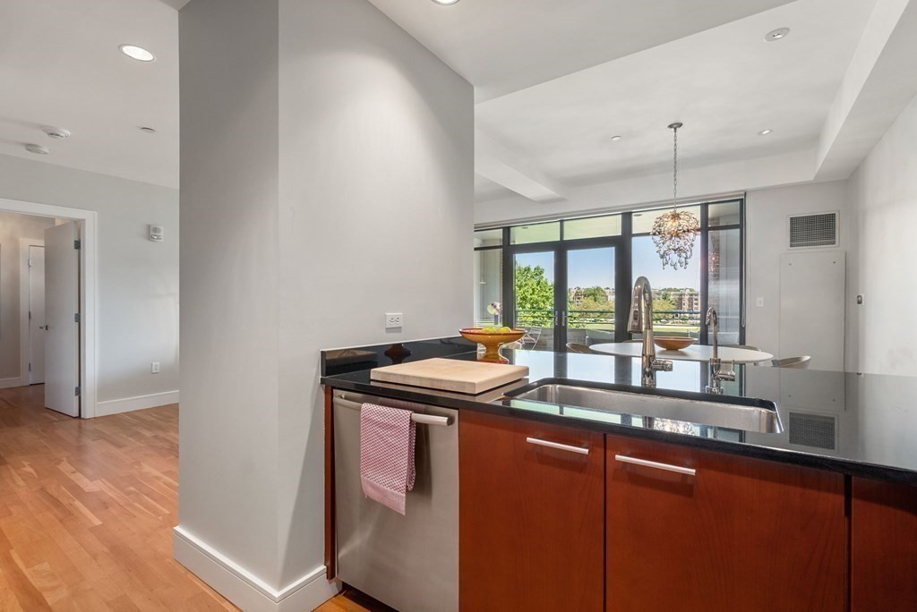 2400 Beacon St Unit: 211