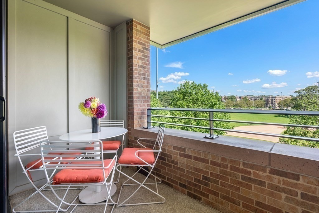 2400 Beacon St Unit: 211