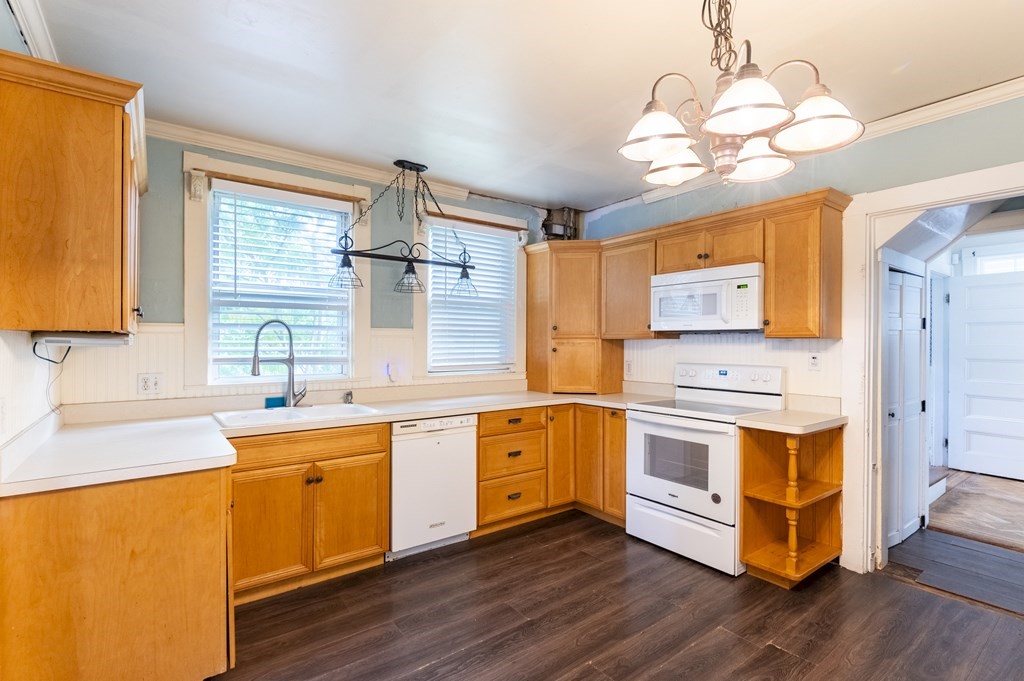452 Pleasant St