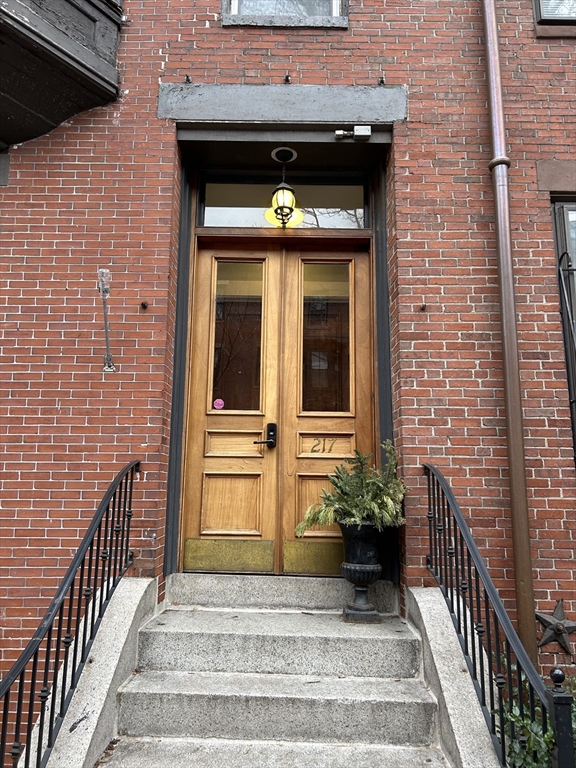 217 W Springfield St # 3