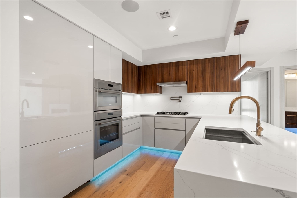 874 E 6th Street Unit: PH6