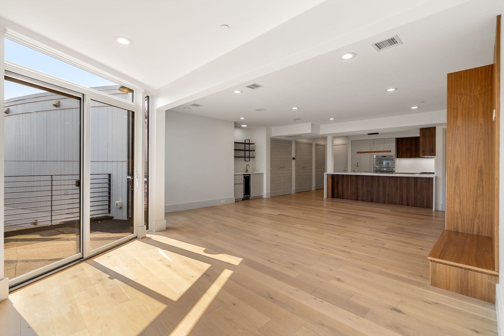 874 E 6th Street Unit: PH6