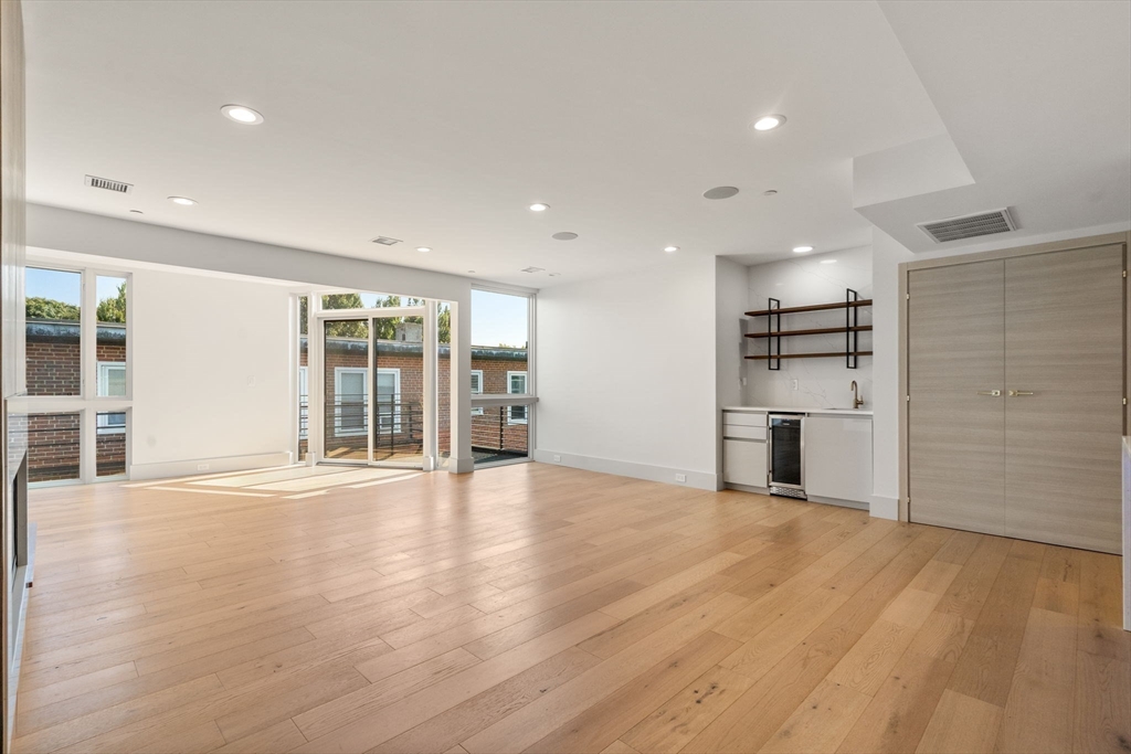 874 E 6th Street Unit: PH6