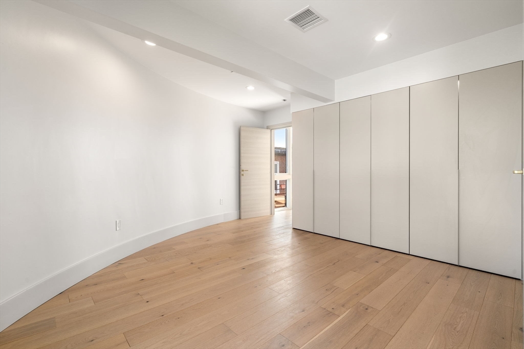 874 E 6th Street Unit: PH6
