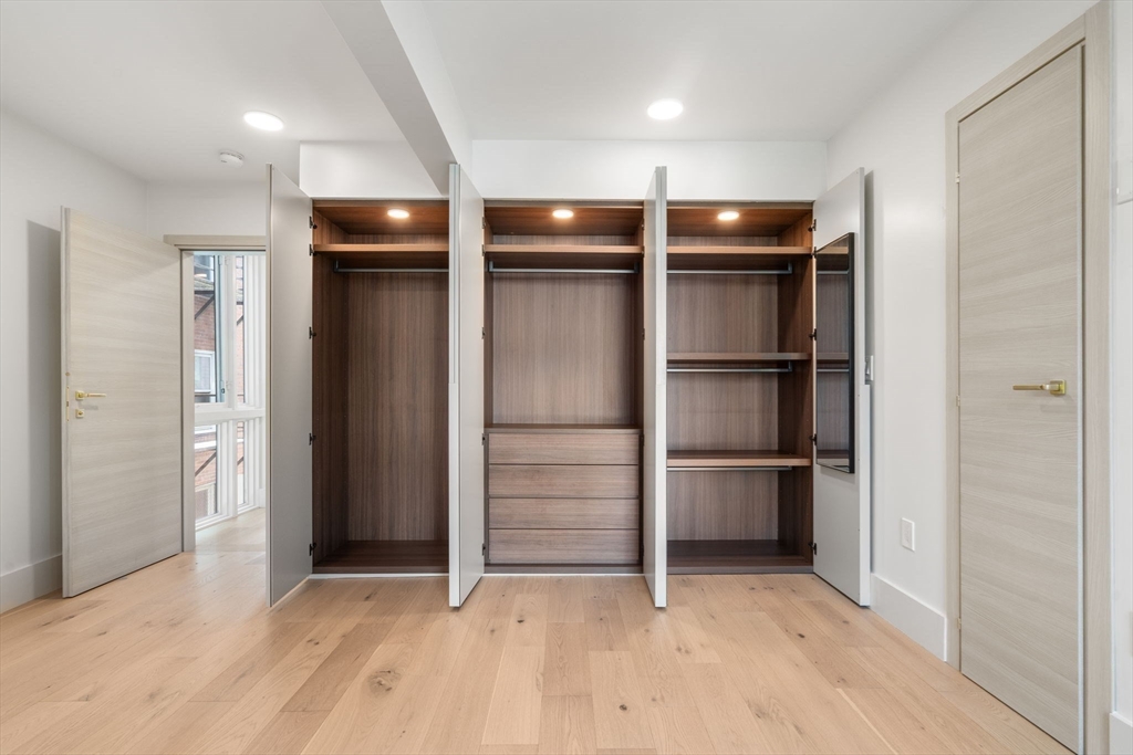 874 E 6th Street Unit: PH6