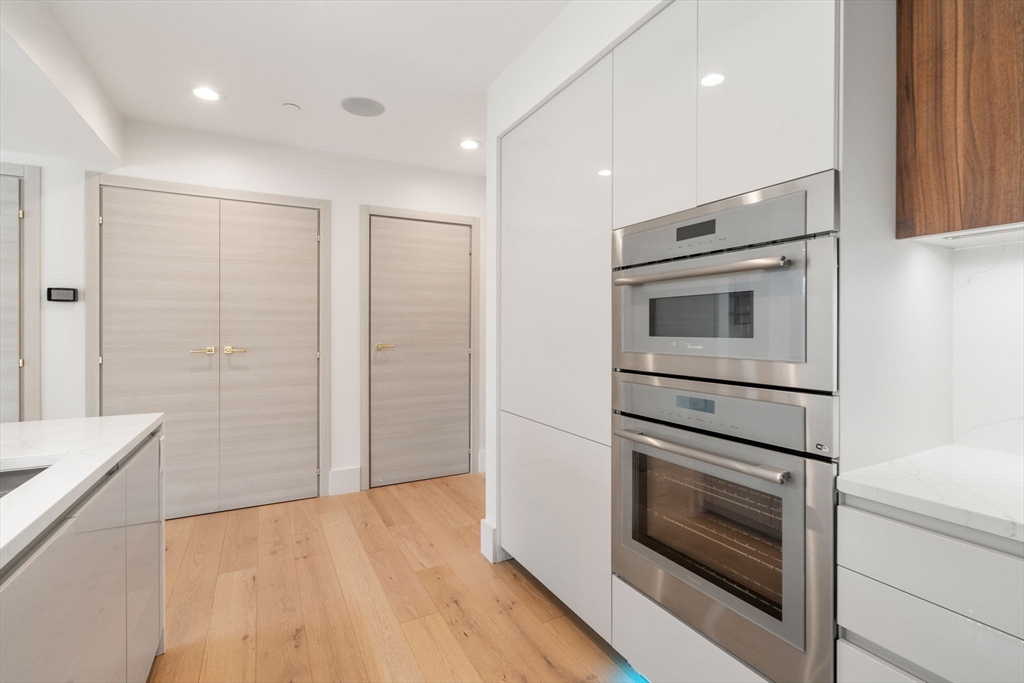 874 E 6th Street Unit: PH6