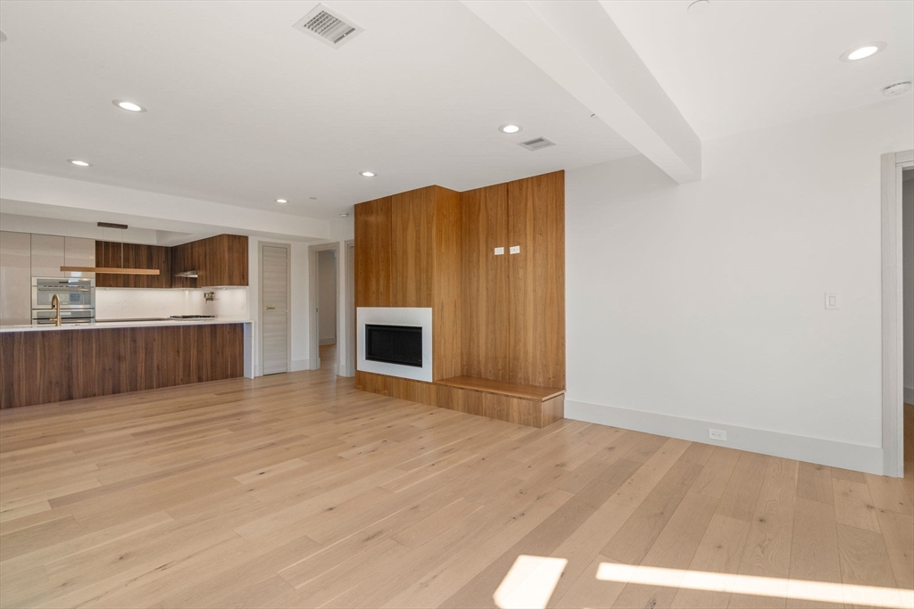 874 E 6th Street Unit: PH6