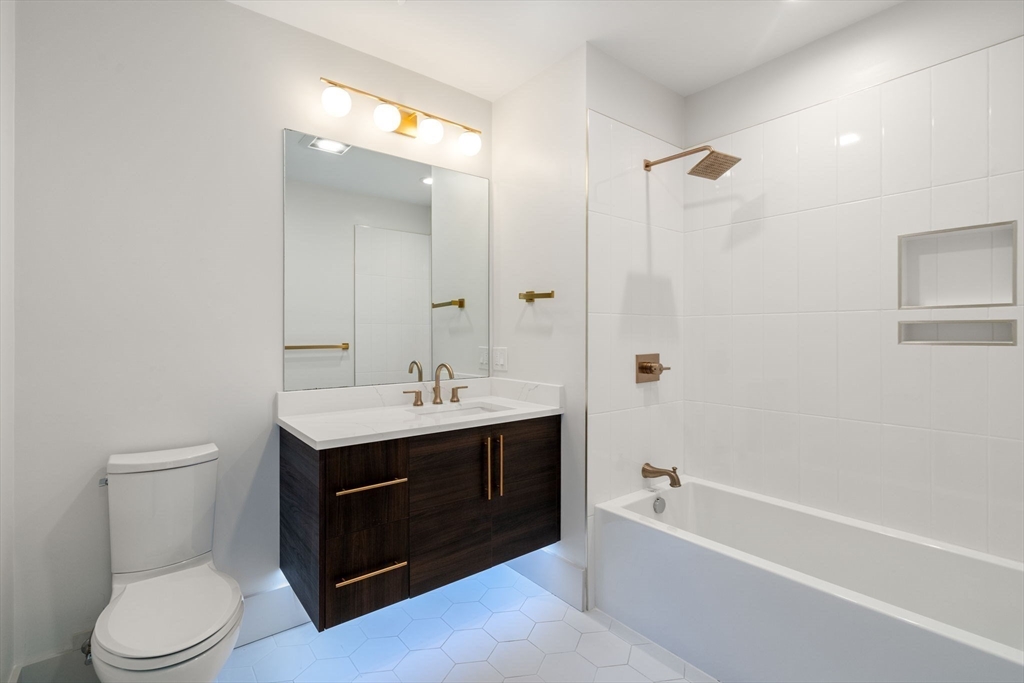 874 E 6th Street Unit: PH6