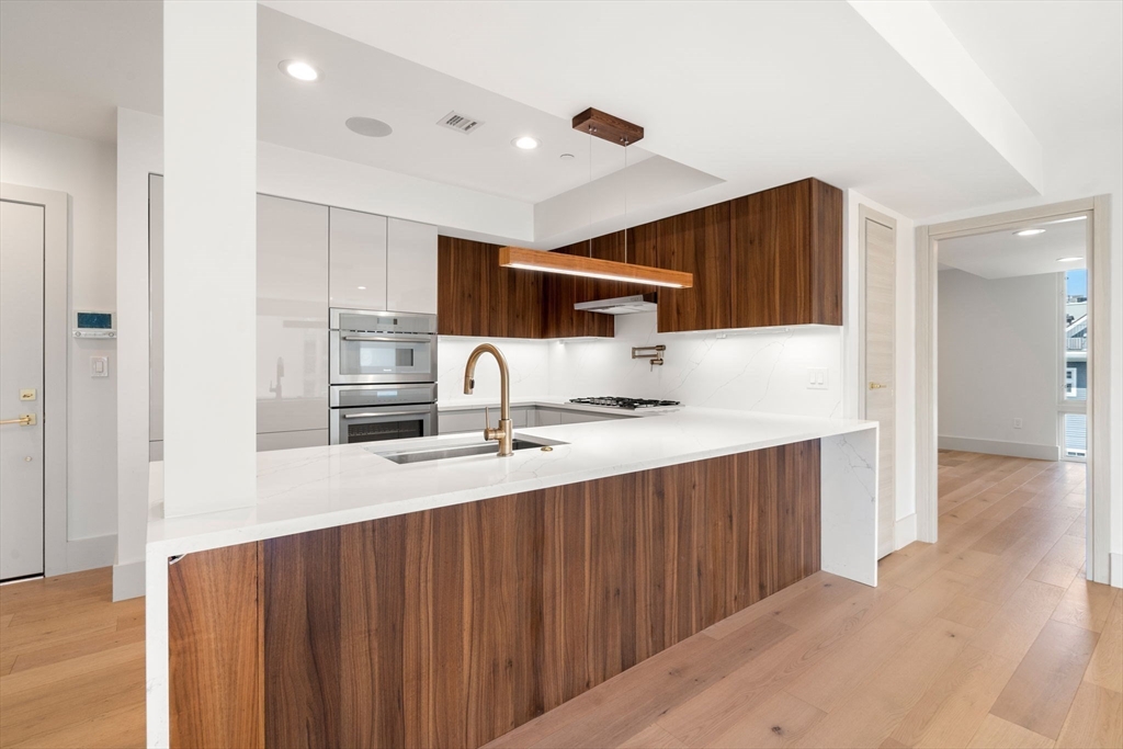 874 E 6th Street Unit: PH6