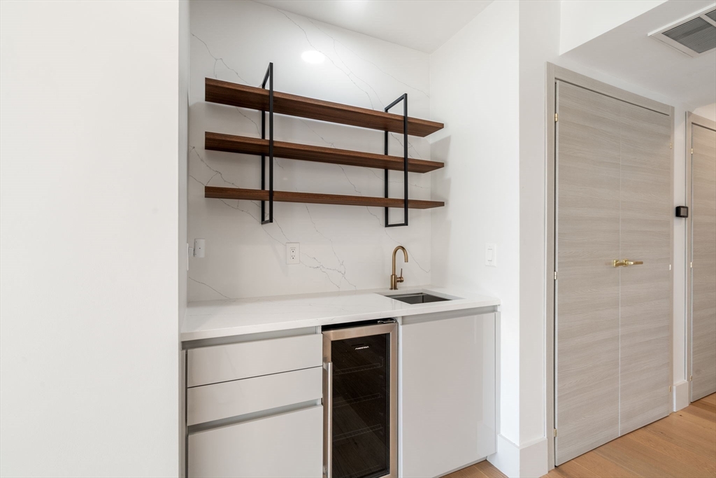 874 E 6th Street Unit: PH6