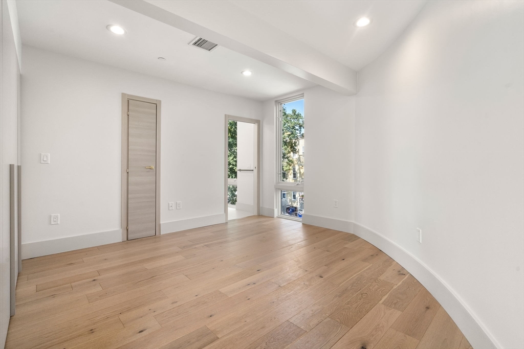 874 E 6th Street Unit: PH6