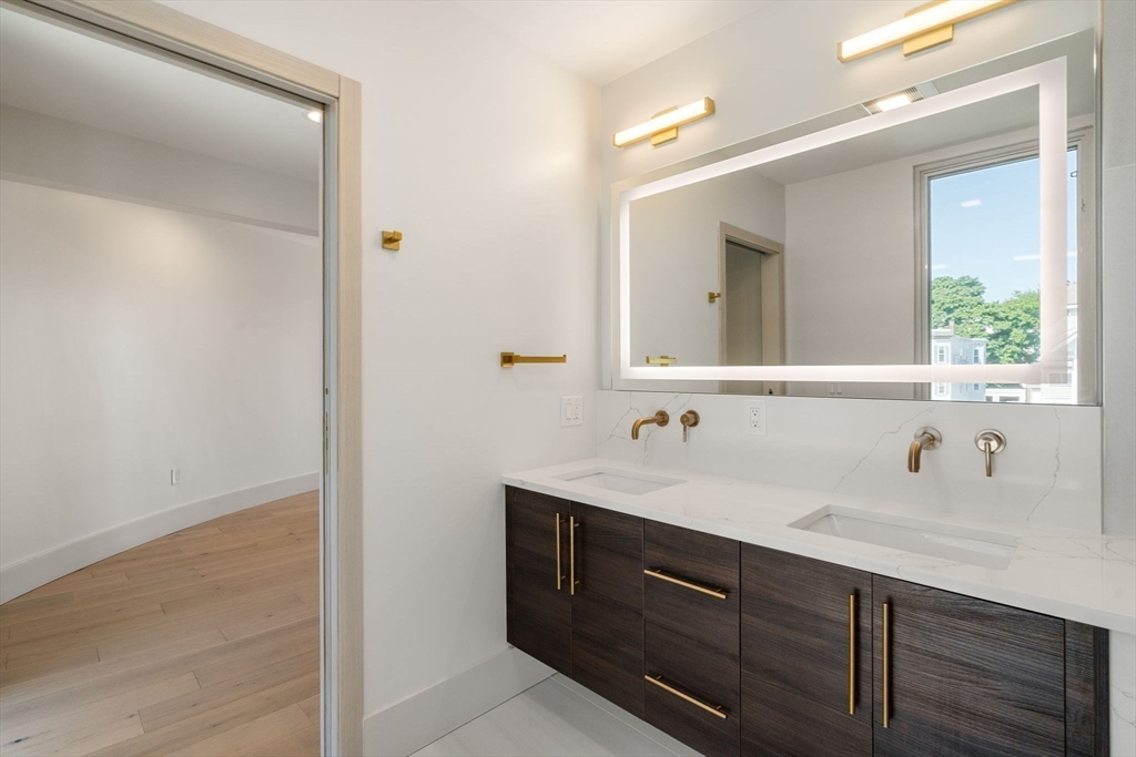 874 E 6th Street Unit: PH6