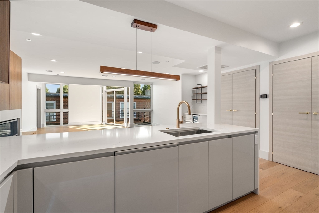 874 E 6th Street Unit: PH6