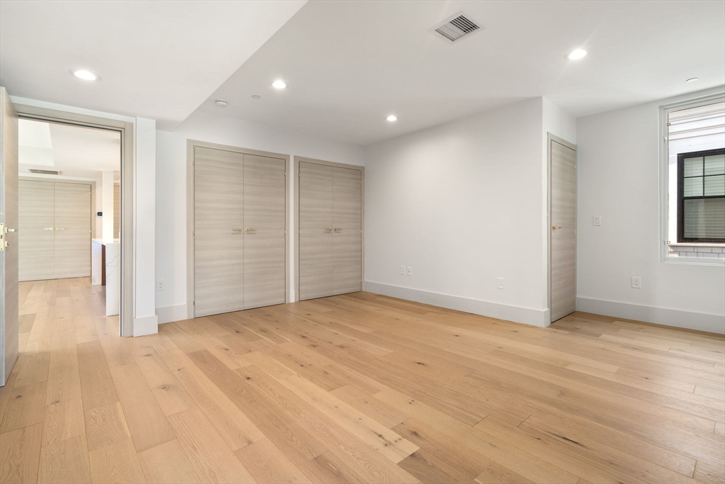 874 E 6th Street Unit: PH6