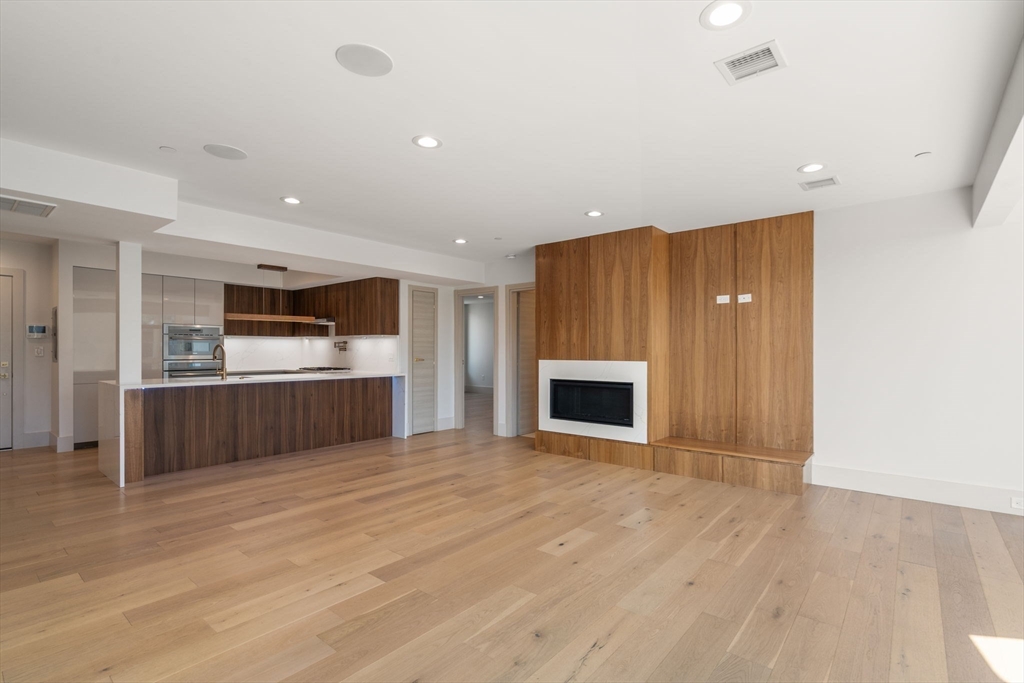874 E 6th Street Unit: PH6
